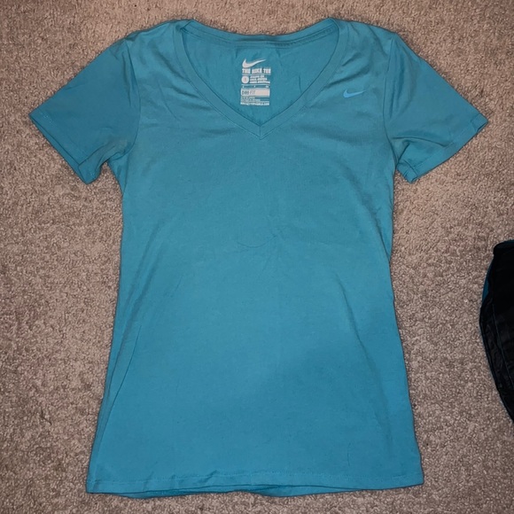 Dri-Fit Nike Athletic T-Shirt - Picture 1 of 2